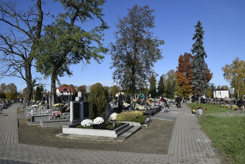 Na cmentarzach w Lipcach Reymontowskich trwają ostatnie przygotowania do Wszystkich Świętych