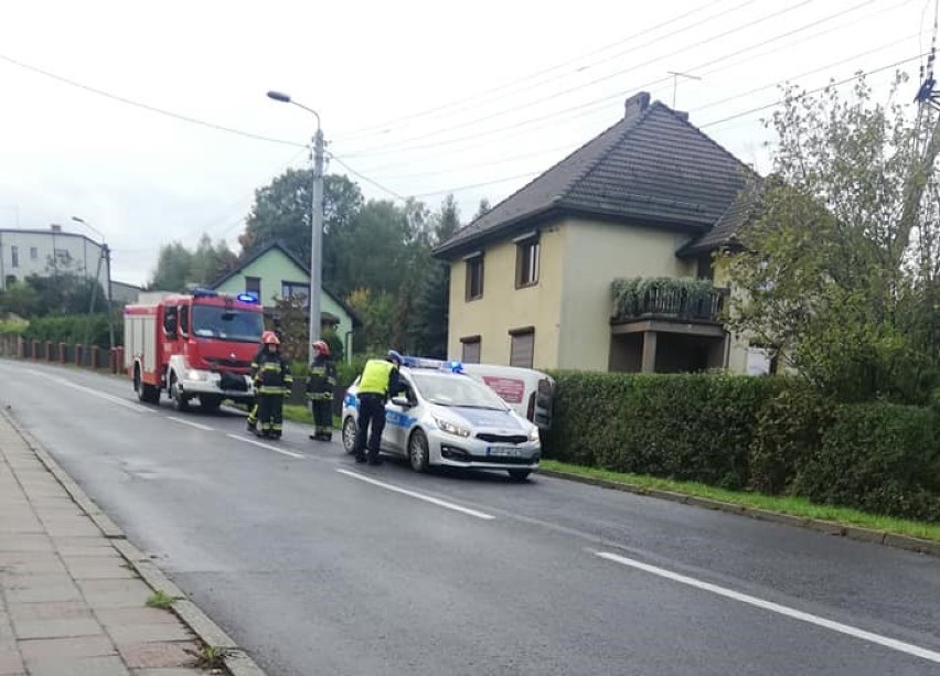 Auto wypadło z jezdni na ulicy Radlińskiej w Wodzisławiu Śl.