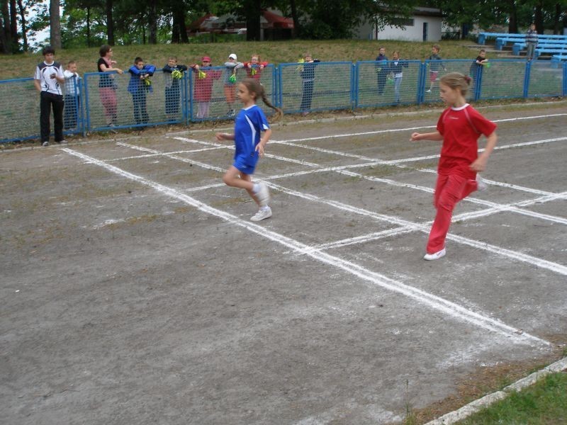 Kilkudziesięciu uczniów szkół podstawowych rywalizuje na sportowo