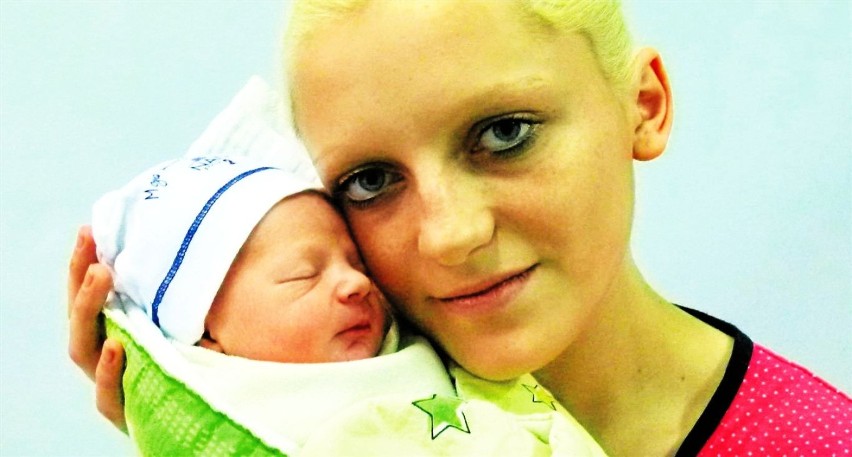 Młoda mama Aleksandra Koszlaga z Piotrkowa ze swoim synkiem...
