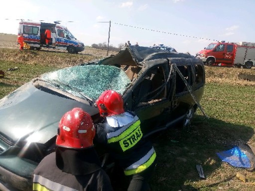 Wypadek na drodze z Mokrska do Chotowa. Auto dachowało. Kierowcę zabrał śmigłowiec ratowniczy [FOTO]