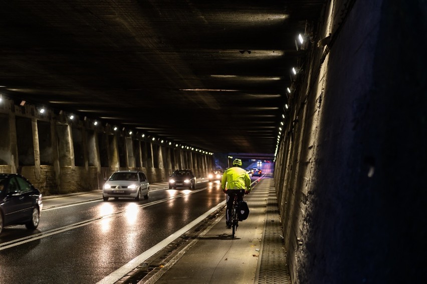 Nowe oświetlenie w tunelu i wejściach na mosty. Bezpieczniej dla pieszych i pasażerów