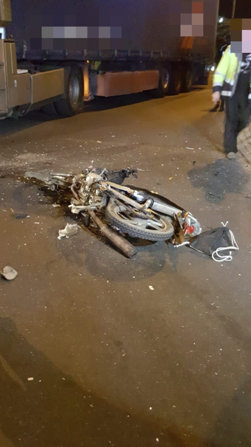 Groźny wypadek na ulicy Pilskiej w Szczecinku. Motocyklista zderzył się z ciężarówką [zdjęcia]