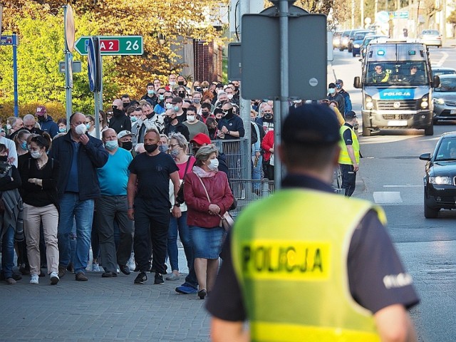 Ulicami Brzezin przeszedł marsz przeciwko przemocy. Zaczął się o godzinie 18.30. Pod sklepem, który prowadził zabity mężczyzna, Ryszard Jasiński.

Zobacz zdjęcia