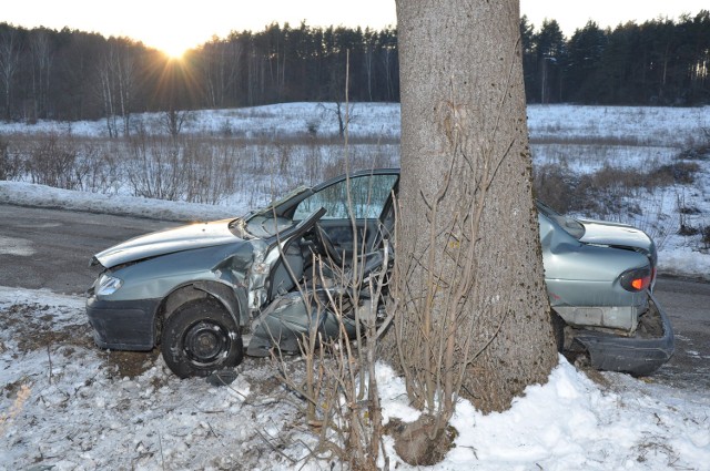 Najpierw w miejscowości Romany, około godziny 14.30 doszło do wypadku drogowego. 30-letni kierujący pojazdem marki Renault, na łuku drogi wpadł w poślizg i uderzył bokiem pojazdu w stojące przy jezdni drzewo. 

Zobacz też: Morderstwo w Gdańsku. Zatrzymanie podejrzanego o nie Rosjanina w Elblągu 

W wyniku zdarzenia kierowca z ciężkimi, zagrażającymi życiu obrażeniami ciała został przetransportowany śmigłowcem do szpitala w Olsztynie. 

Zobacz: Wypadek koło Mikołajek. Poślizg i dachowanie