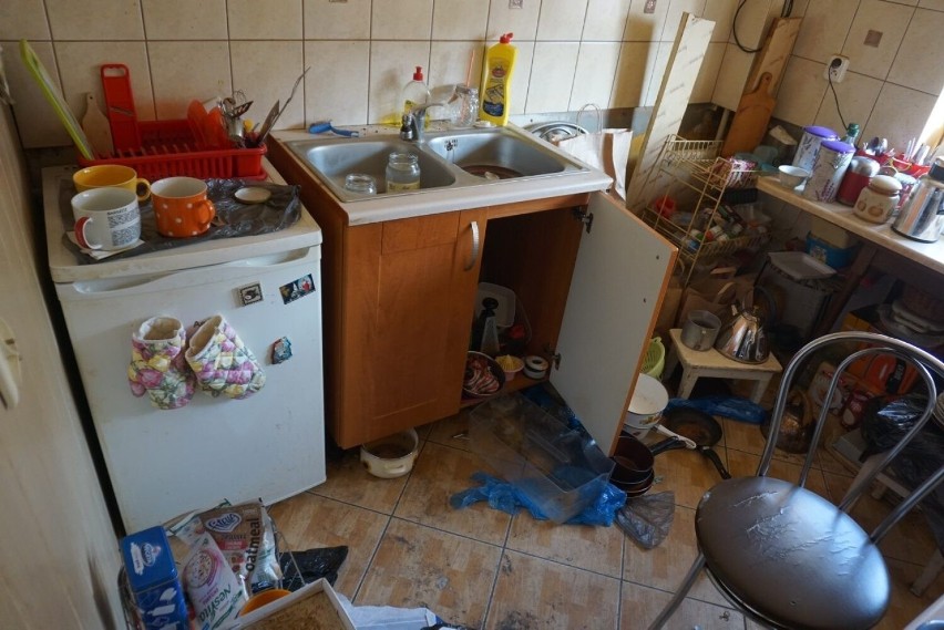 Bez wody, bez gazu. Tak mieszka lokatorka mieszkania w bloku na Kozinach w Łodzi. Skrzynia zamiast łóżka, wrzątek od sąsiada. ZDJĘCIA 