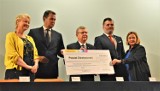 Zarząd Małopolski kwotą 4 mln złotych dofinansuje trzeci etap budowy SOSW w Oświęcimiu. To prezent na Dzień Dziecka. WIDEO