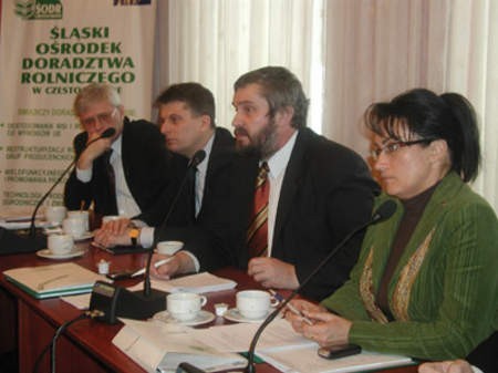 Jan Krzysztof Ardanowski (drugi z prawej) przekonywał o konieczności zmian w systemie doradztwa rolniczego.