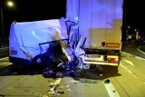 Śmiertelny wypadek na autostradzie A4 przy węźle Bielany Wrocławskie. Samochód dostawczy wbił się w naczepę tira. Auto zostało zmiażdżone