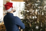 Co zrobić, żeby ścięta choinka nie gubiła igieł? Sprawdź najlepsze domowe triki. Jak przedłużyć trwałość świątecznego drzewka?