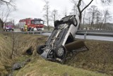 Dachowanie w Pamiętnej pod Skierniewicami. Mężczyzna, o własnych siłach, opuścił pojazd