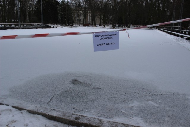 Tak przed rokiem wyglądało lodowisko w parku miejskim w Wolsztynie. Czy w tym roku będzie podobnie?