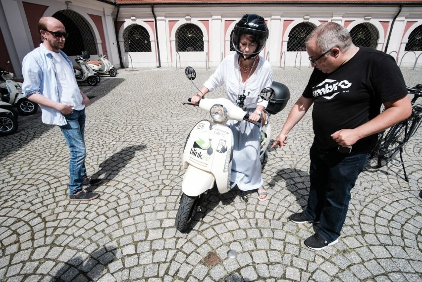 Poznaniacy mogą wypożyczać skutery na minuty