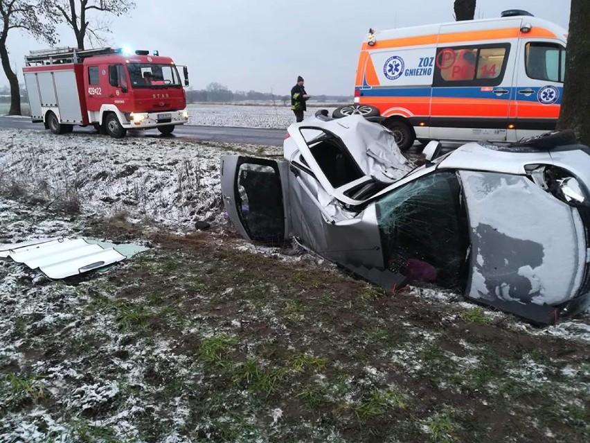 Wypadek na trasie Kiszkowo - Pobiedziska. Boczne uderzenie samochodu w drzewo