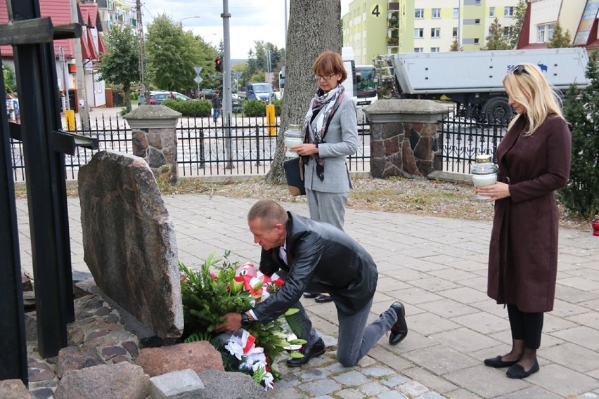 Nie zapomnieli o rocznicy napaści ZSRR na Polskę. Złożyli kwiaty i zapalili znicze (zdjęcia)