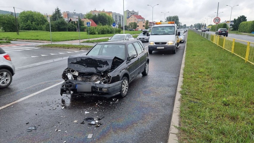 Zderzenie BMW z volkswagenem i wielkie korki na Krakowskiej w Kielcach. Zobacz zdjęcia