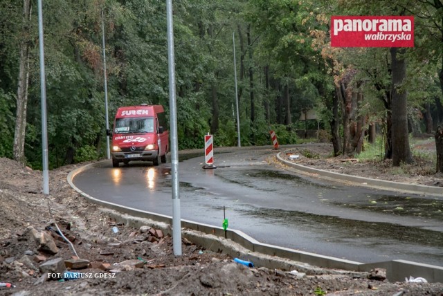 W poniedziałek 6 listopada zostanie zamknięty ruch na ul. Bystrzyckiej w Wałbrzychu. Powodem jest układanie na drodze warstwy ścieralnej asfaltu