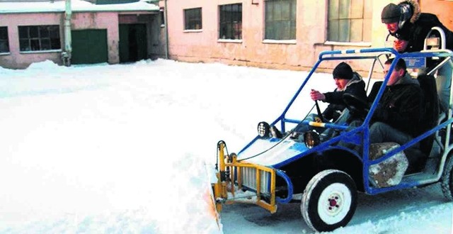 Młodzież z Zespołu Szkół Technicznych w Kartuzach postanowiła uporać się z zalegającym śniegiem przed  szkołą. Uczniowie pod kierunkiem nauczyciela Andrzeja Malca skonstruowali i zbudowali pojazd do odśnieżania. Młodzi technicy do napędu użyli gokarta wykonanego przez absolwentów szkoły, zaś pług i dźwignie, które go przesuwają , wykonali ręcznie. Autorami maszyny są: Piotr Bikowski, Mirosław Cieszyński i Robert Pobłocki.