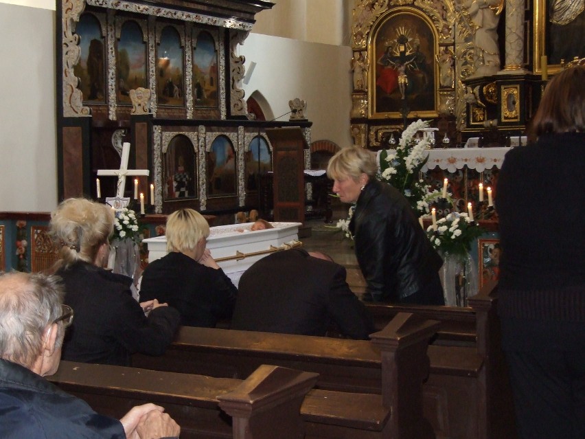 Pogrzeb Klaudii w Żarnowcu: Pochowano pięciolatkę, która zmarła w Pucku [ZDJĘCIA]