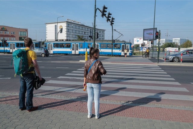 Pasażerom ucieka tramwaj, gdy stoją na czerwonym świetle po wyjściu z autobusu. Urzędnicy twierdzą, że system jest dobry.