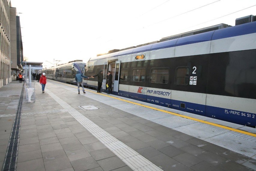Nowy peron na dworcu PKP w Kielcach jest już czynny. Zobacz na zdjęciach