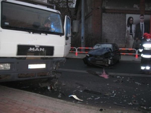 Wypadek we Wrześni. Skoda Fabia zderzyła się z ciężarówką