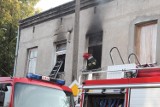 Pożar w kamienicy przy ul. Chmielnej. Ranny strażak [wideo, zdjęcia]