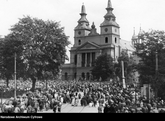 Obecna gotycka katedra powstała w XIV–XV wieku. Na zdjęciu uroczystość Bożego Ciała - 1934 rok.

Przejdź do kolejnego zdjęcia --->