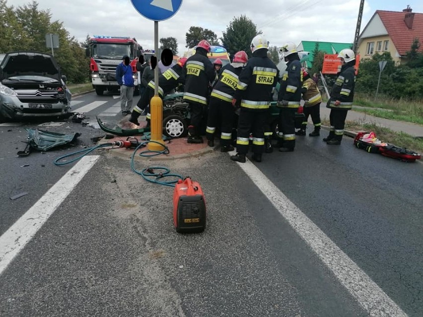 JENIN. Czołowe zderzenie dwóch samochodów na drodze wojewódzkiej 132. Na miejscu pogotowie, straż pożarna i policja