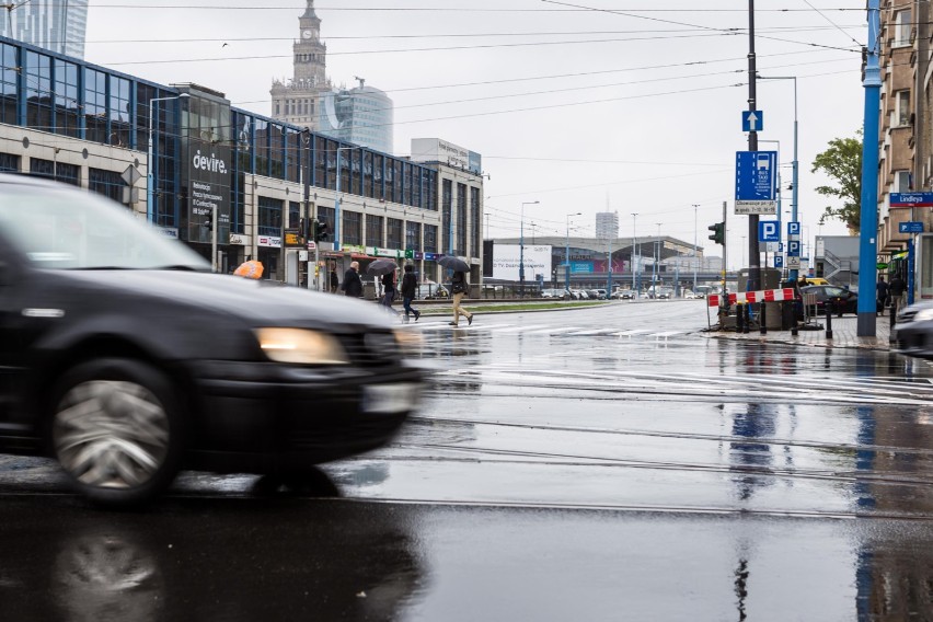 IMGW ostrzega przed burzami i intensywnym deszczem. Lepiej zostańcie w domu