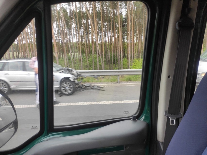 Wypadek na S3. Z BMW wypadł silnik