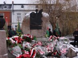 Ludowcy po raz kolejny spotkali się w Dobrzycy na Zaduszkach Mikołajczykowskich. Złożyli kwiaty pod pomnikiem ojca ruchu ludowego