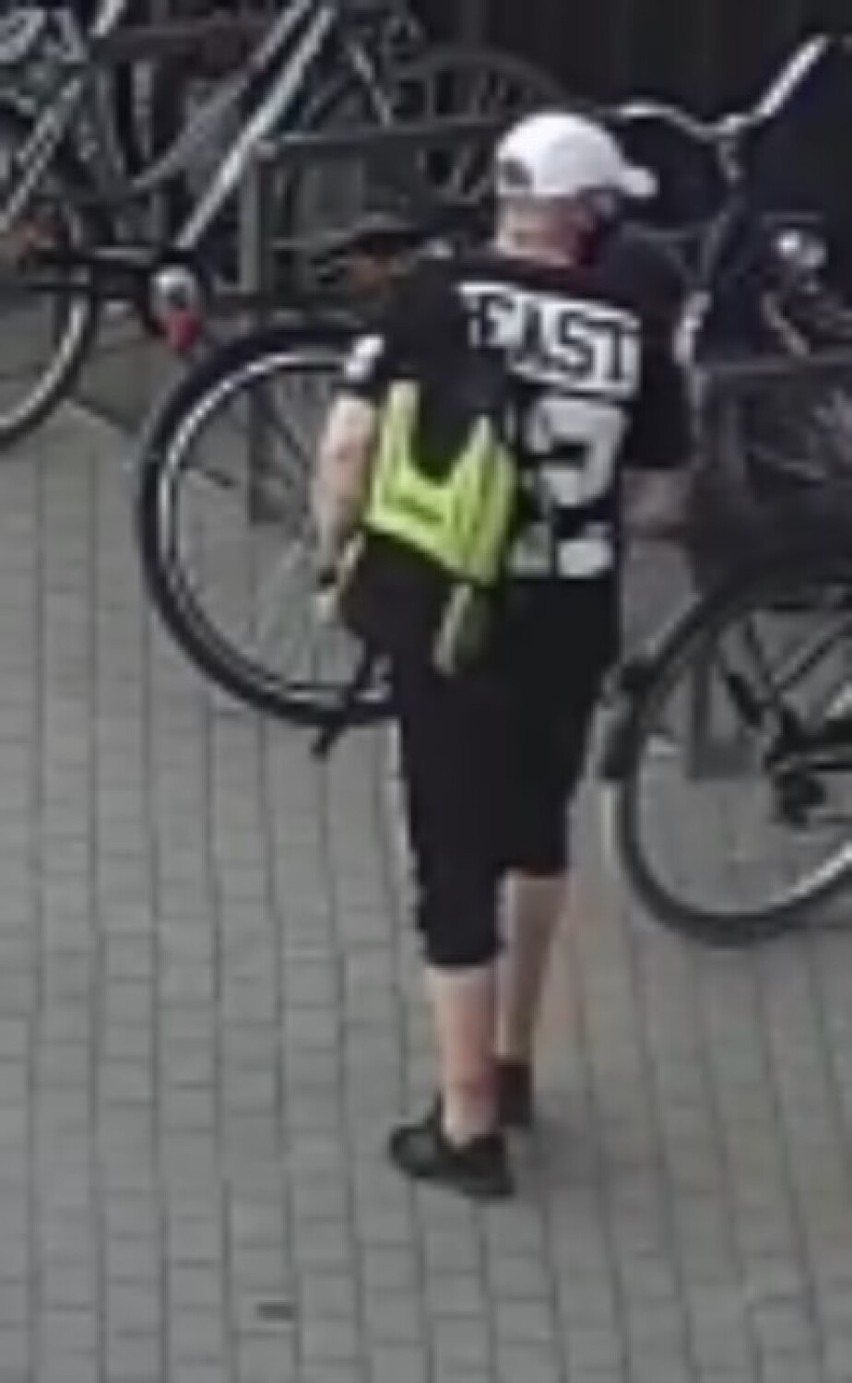 Gdynia. Według policji ten mężczyzna może mieć związek z kradzieżą roweru. Ujawniono jego wizerunek 