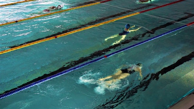Od dzisiaj, 26 lipca, czynny jest kompleks basenów Zduńska Woda. Po blisko trzytygodniowej przerwie technicznej obiekt wznowił działalność o godz. 6 rano i od razu pojawili się amatorzy pływania.