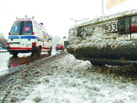 Wczoraj rano miasto tonęło w błocie pośniegowym, a samochody ślizgały się na lodzie pokrywającym jezdnie. Wielu wrocławian spóźniło się do pracy nawet kilka godzin.
  fot. tomasz gola