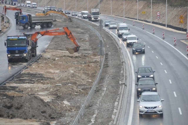 Od czwartku, 27 kwietnia, czynna jest jedna jezdnia na nowej drodze ekspresowej w Szydłowcu. W całości trasa ma być oddana do użytku za niespełna dwa miesiące. Kiedy zacznie się budowa w sąsiednim Skarżysku-Kamiennej?