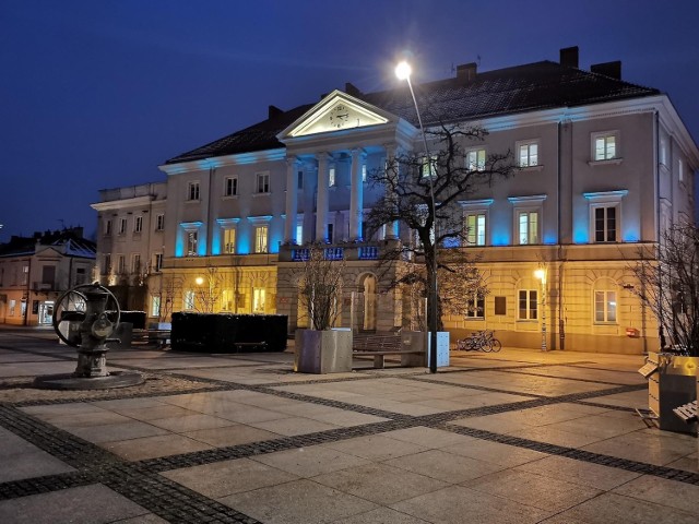 W związku z obchodami Krajowego Tygodnia Autyzmu budynek Ratusza w Kielcach został podświetlony na niebiesko