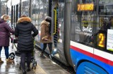 Bydgoszcz. Tłok w tramwaju linii nr 2. Na razie mniejszego nie będzie, ale drogowcy wciąż się przyglądają