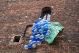 Niemal 300 butelek plastikowych posłużyło na wykonanie instalacji artystycznej, która pojawiła się na Wieży Głodowej w Zielonej Górze 