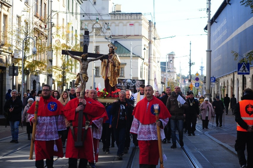 Ulicami Krakowa przeszła procesja różańcowa. Niesiono w niej relikwie [ZDJĘCIA]
