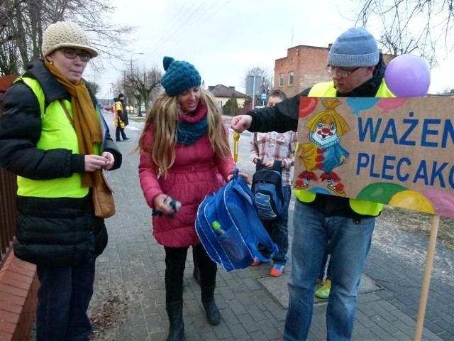 Akcje ważenia plecaków przeprowadzono m.in. przy Szkole Podstawowej nr 6