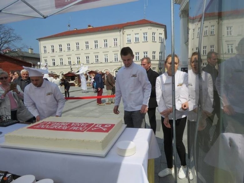 W Wadowicach mieszkańcy wspólne jedzą na rynku tort z...