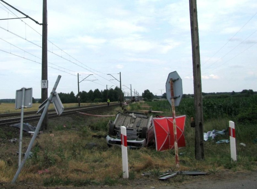 Finał tragicznego wypadku na przejeździe kolejowym w miejscowości Niedźwiedź [ZDJĘCIA KU PRZESTRODZE