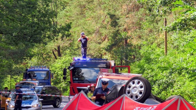 Do tragicznego wypadku doszło niedaleko Nowogrodu Bobrzańskiego. W czwartek, 10 września na drodze wojewódzkiej numer 290 pomiędzy Niwiskami a Kaczenicami samochód osobowy zderzył się z tirem. Zginął mężczyzna. 


- Kierowca samochodu osobowego z nieznanych przyczyn zjechał na przeciwległy pas ruchu i uderzył w nadjeżdżający samochód ciężarowy - opisuje rzecznik PSP w Zielonej Górze. Samochód osobowy dachował, jest całkowicie zniszczony. Tir wylądował w rowie. 

Zginął kierowca 

Jak informują strażacy, na miejsce dotarł lekarz. Niestety. Kierowca nie przeżył.  Pasażerka została przetransportowana do szpitala. Kierowca ciężarówki nie odniósł obrażeń. 

Po otrzymaniu zgłoszenia chwilę przed godz. 12.00 na miejscu wypadku wyruszyły 4 zastępy straży pożarnej. Pracowała tam również policja, pogotowie, dotarł też śmigłowiec LPR. 

Jak doszło do tragedii? Co było przyczyną wypadku? Sprawą zajmuje się policja. 

źródło: Państwowa Straż Pożarna w Zielonej Górze

WIDEO: makabryczny wypadek na "trasie śmierci". Zginęły dwie osoby
