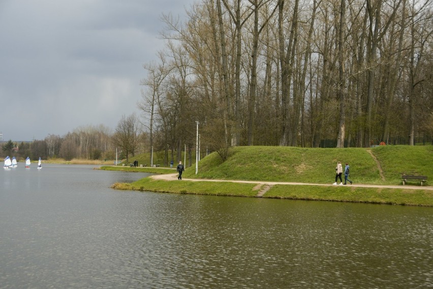 Spokojna sobota w Parku Miejskim imienia Stanisława Staszica i nad zalewem w Kielcach. Wiatr nie zachęcał do spacerów (ZDJĘCIA)