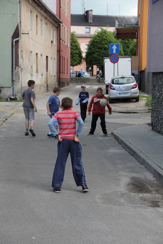 Dzieci muszą się bawić na ulicy. To niebezpieczne