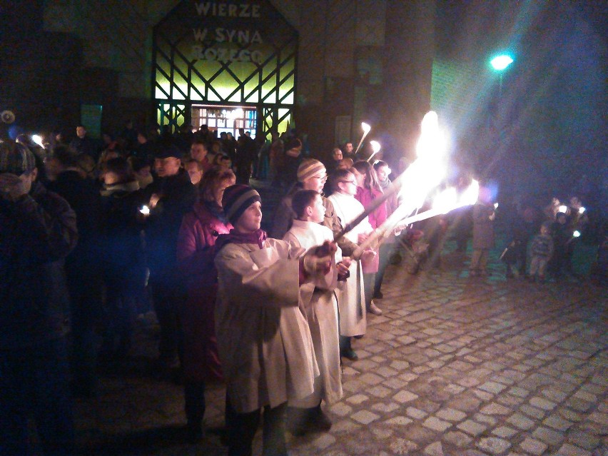 Kilkaset osób wzięło udział w Nocy Świętych (ZDJĘCIA)