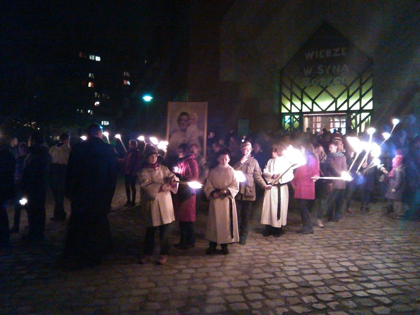 Kilkaset osób wzięło udział w Nocy Świętych (ZDJĘCIA)