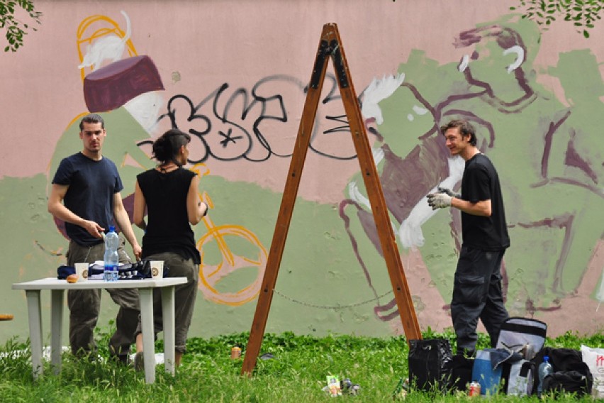 malowanie murala w Leśnicy