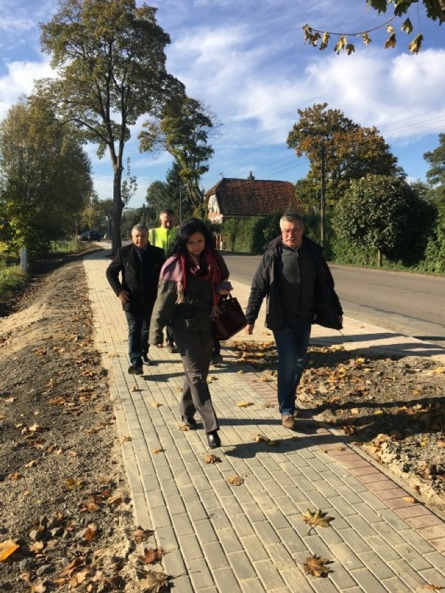 Mieszkańcy trzech żuławskich miejscowości cieszą się już nowymi chodnikami. Inwestycję sfinansowała firma Metrostav, jeden z wykonawców drogi S7.